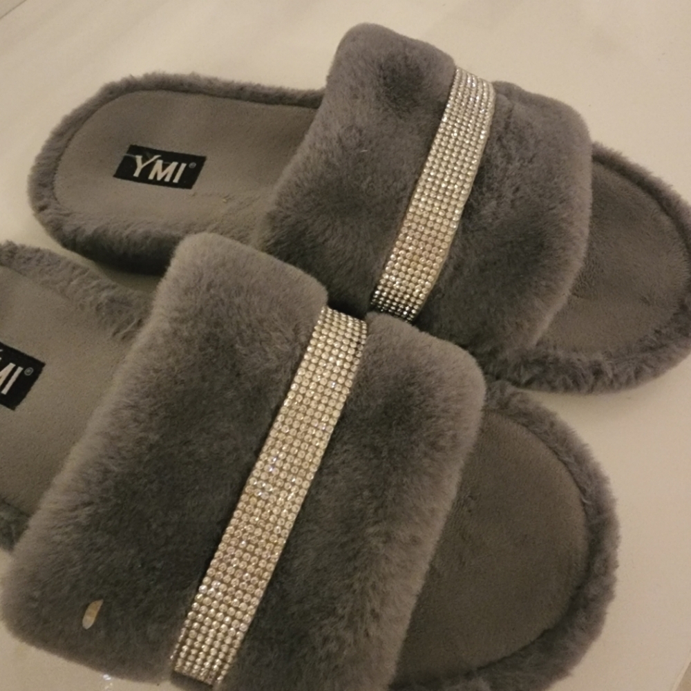 πGrey slippers with rhinestones π - Picture 2 of 4